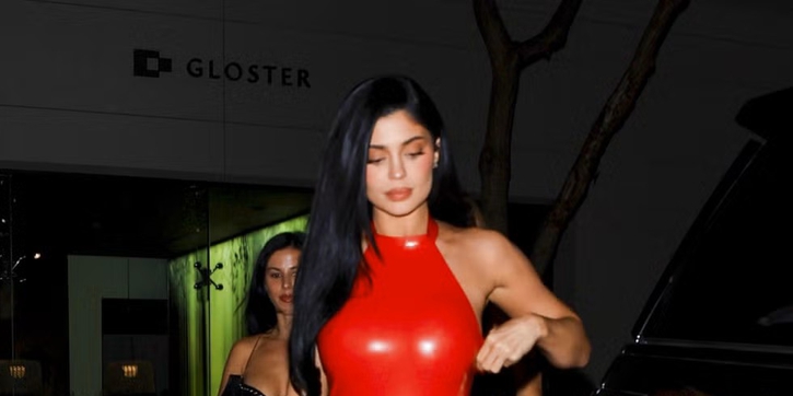 Kylie Jenner dan Timoth&eacute;e Chalamet Tampil Serasi dalam Balutan Pleather Merah