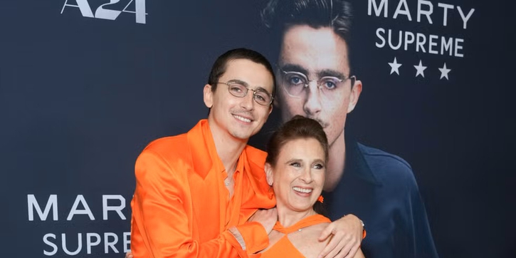 Timoth&eacute;e Chalamet Tampil Menggemaskan dengan Gaya Senada Bersama Ibunya di Premiere Film Marty Supreme
