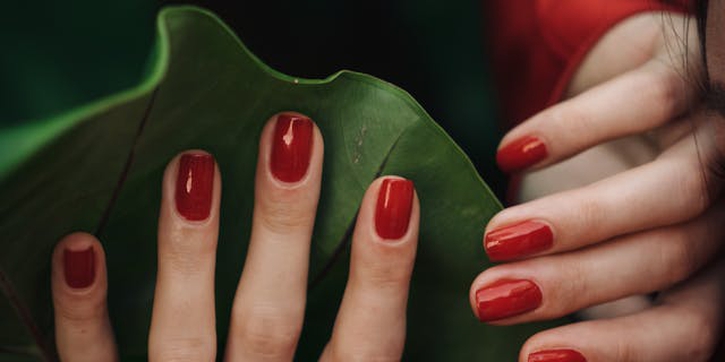 10 Cara Ampuh Mengeringkan Kutek Gel Tanpa Lampu UV dengan Hasil Tetap Tahan Lama