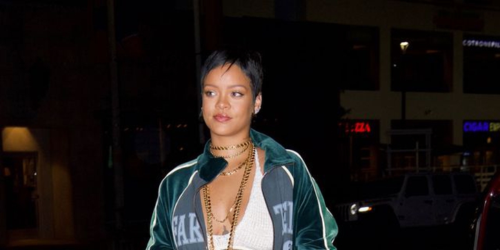 Rihanna Secara Resmi Telah Mengukuhkan Diri sebagai Trendsetter untuk Ansambel Micro Miniskirt