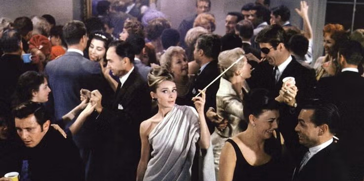 9 Busana Pesta Liburan untuk Setiap Acara di Kalender Anda