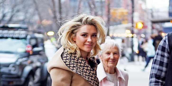 Florence Pugh Mengenakan Mantel Valentino dengan Detail Logo Saat Berjalan di New York