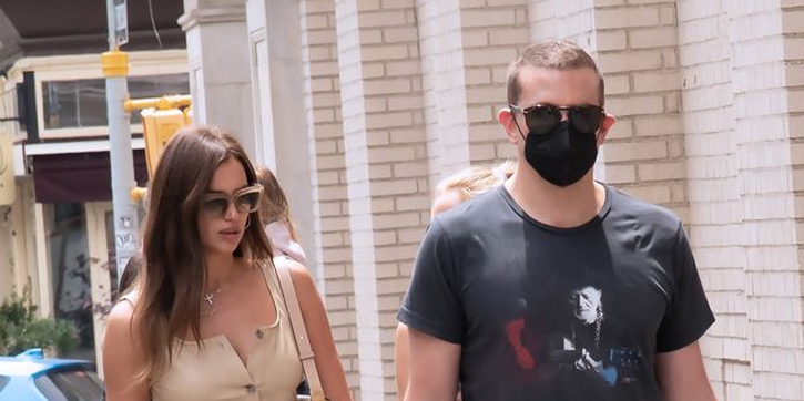 Gaya Monokrom Irina Shayk Ketika Berjalan-Jalan Bersama Sang Mantan Kekasih, Bradley Cooper