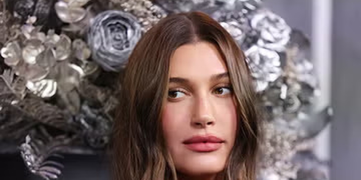 Hailey Bieber Tampil Dengan Gaun Telanjang di Pemutaran Perdana Film Wuthering Heights di Australia