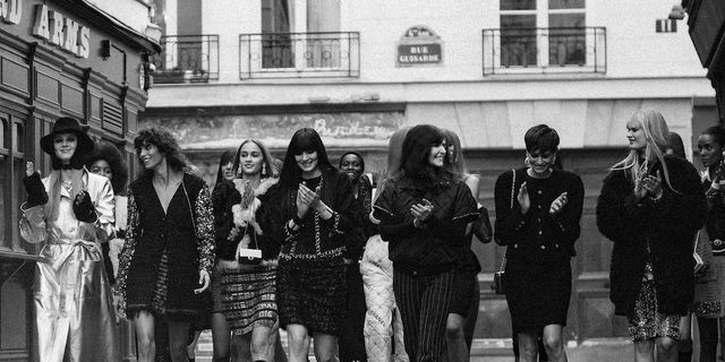 Elemen Kemeriahan Pesta Dihadirkan Chanel di Koleksi Musim Gugur 2021