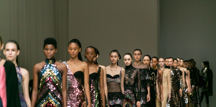 Sebastian Gunawan Hadirkan Pesona Wanita dari Lukisan Gustav Klimt