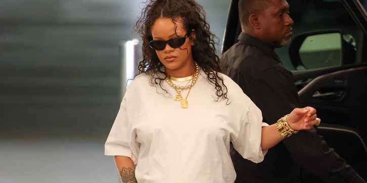 Rihanna Beri Inspirasi Padu Padan Scarf yang Dikenakan sebagai Rok