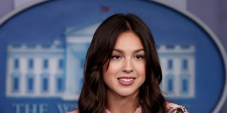 Olivia Rodrigo Tampak Mengenakan Setelan Chanel Vintage Berwarna Merah Muda untuk Kunjungan Pertamanya ke Gedung Putih