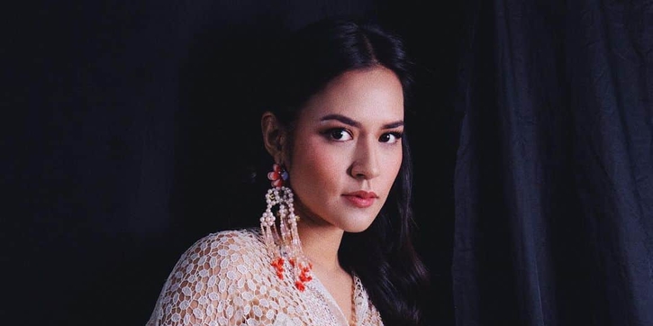 Raisa Tampak Memukau Mengenakan Outerwear Putih Transparan dari Biyan