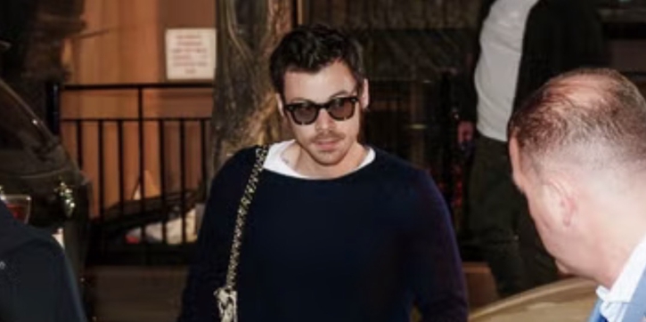 Harry Styles Menuju Makan Malam Para Pemain SNL dengan Tas Chanel Bermotif Leopard
