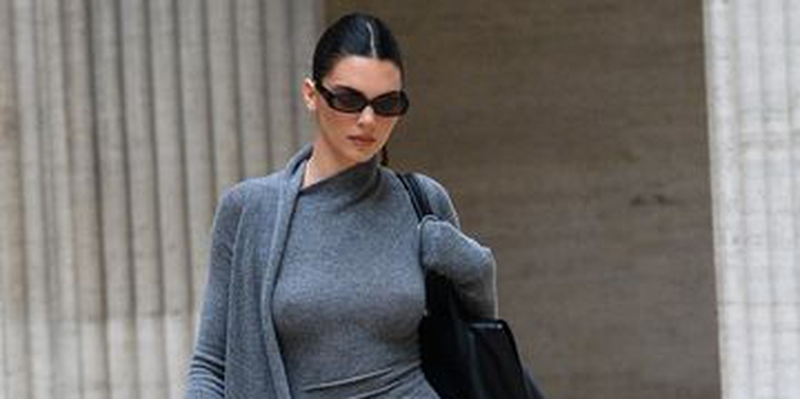 Kendall Jenner Bergaya Parisian Chic dengan Dress Sweater Abu-abu dan Stiletto Boots