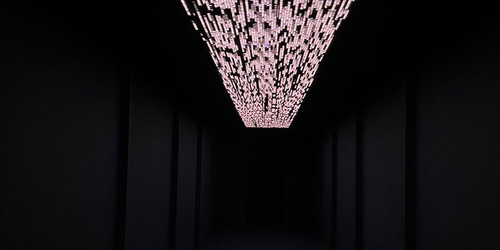 Menyusuri Dunia Data dan Suara oleh Ryoji Ikeda