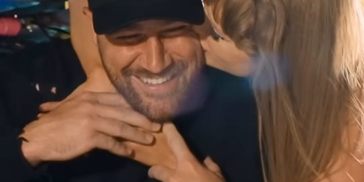 Taylor Swift dan Travis Kelce Terlihat Sangat Jatuh Cinta dalam Video di Balik Layar Tur Eras