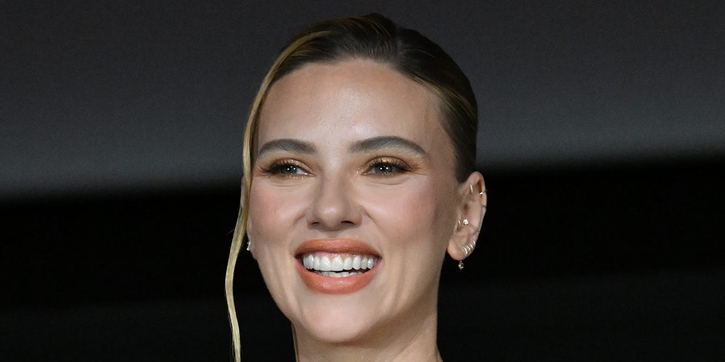 Scarlett Johansson Pancarkan Pesona Alami dengan Gaun Merah yang Memikat