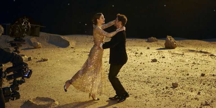 Intip Keseruan Marion Cotillard di Belakang Layar untuk Perayaan ke-100 Tahun Parfum Ikonis Chanel No.5