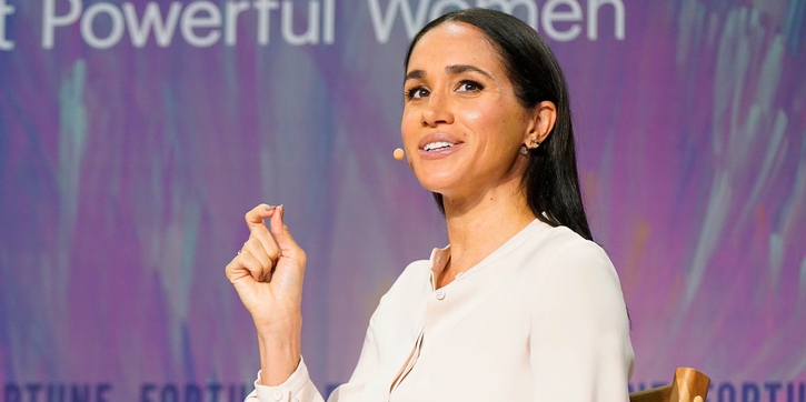 Gaya Anggun Duchess Meghan dalam Busana Serba Putih di Most Powerful Women Summit