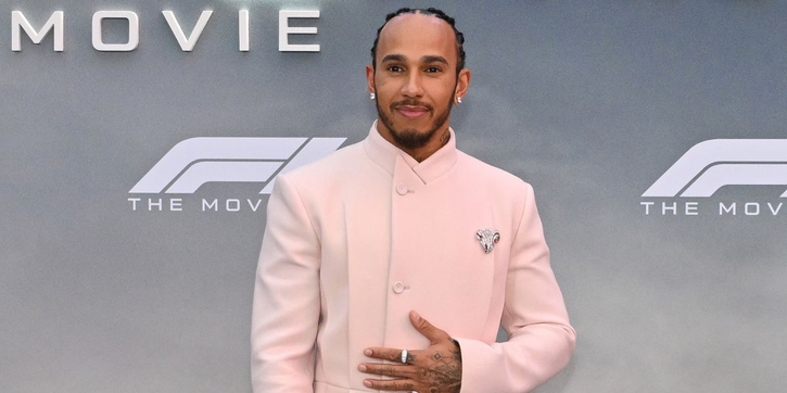 Lewis Hamilton Kembali Kukuhkan Diri Sebagai Juara Gaya di Premiere Film F1