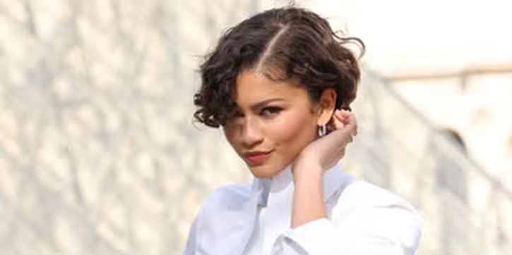 Zendaya Pamerkan Cincin Pernikahannya dengan Tampilan Serba Putih di Show Louis Vuitton