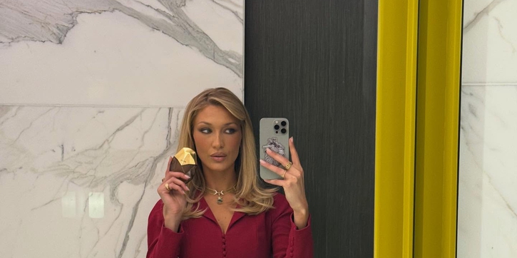 Bella Hadid Tampil Elegan dalam Setelan Peplum Merah yang Jadi Tren Musim Ini