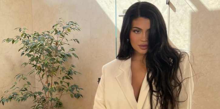 Kylie Jenner Tampil dengan Setelan Blazer, Celana Tipis, dan Tanpa Baju Dalaman