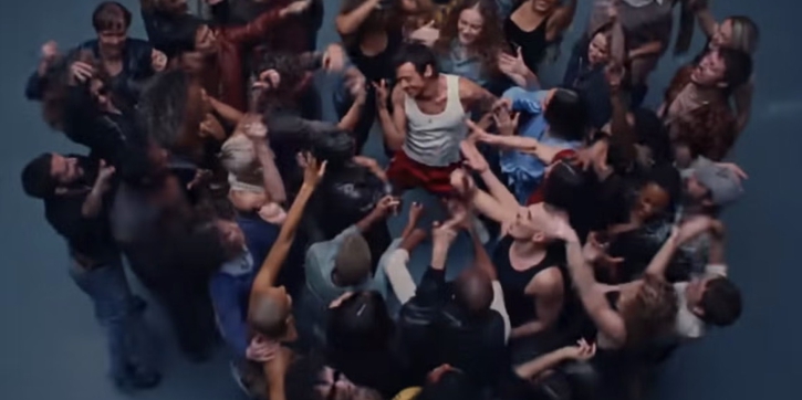 Harry Styles Menghidupkan Kembali Tren Flash Mob