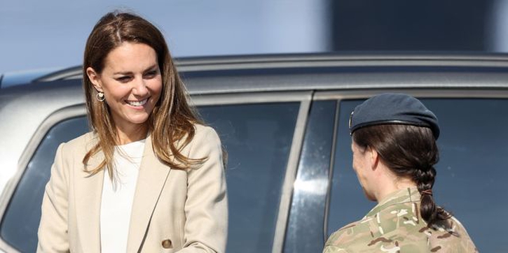 Kate Middleton Kembali Jalankan Tugas Kerajaan dengan Blazer Krem dan Celana Navy