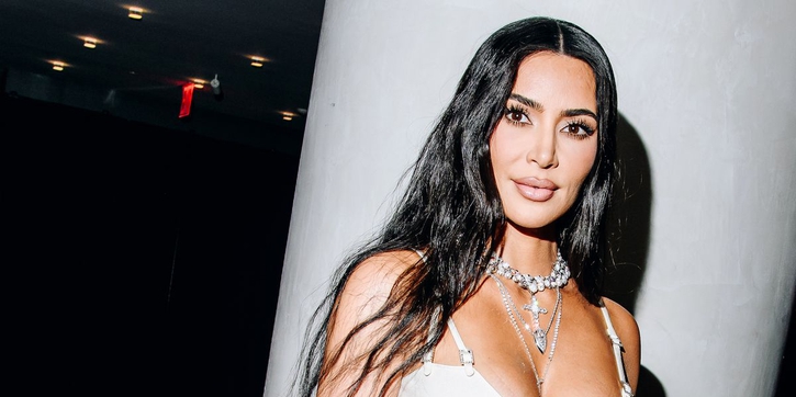 Tampilan Kim Kardashian Pakai Slipdress Putih Sambil Membawa Clutch Berbentuk Kerang