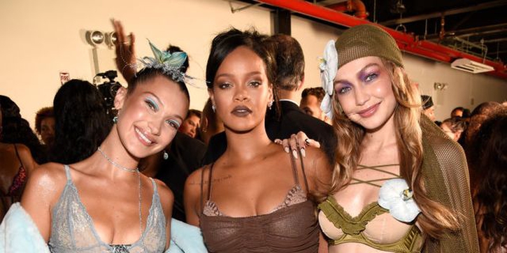 Rihanna Akan Menyelenggarakan Fashion Show Savage x Fenty, Lagi!
