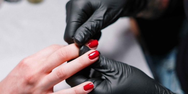 Inspirasi Desain Nail Art Maroon Kuku Pendek yang Elegan