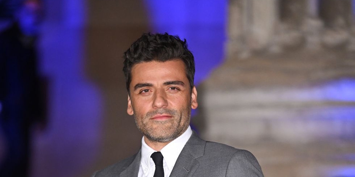 Oscar Isaac Tampil Mengenakan Setelan Rok Karya Thom Browne di Karpet Merah London