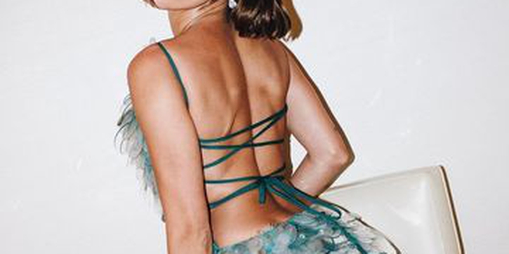 Hailey Bieber Terlihat Seperti Putri Duyung saat Mengenakan Minidress Teal Bersisik