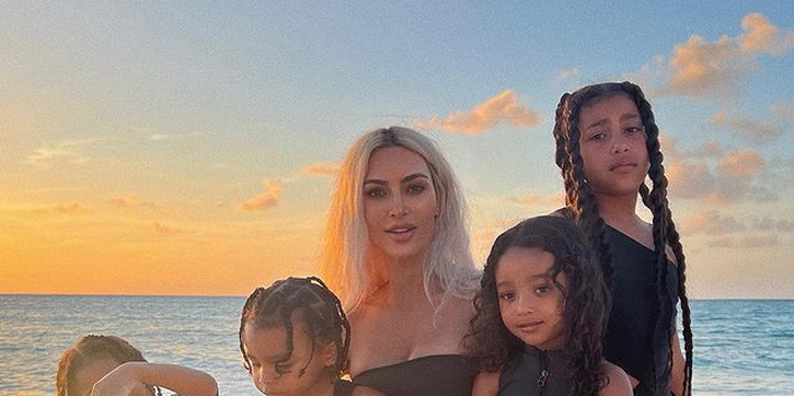 Kim Kardashian Menyesuaikan Tampilan Pakaian Renang dengan Anak-anaknya Ketika Liburan di Turks dan Caicos