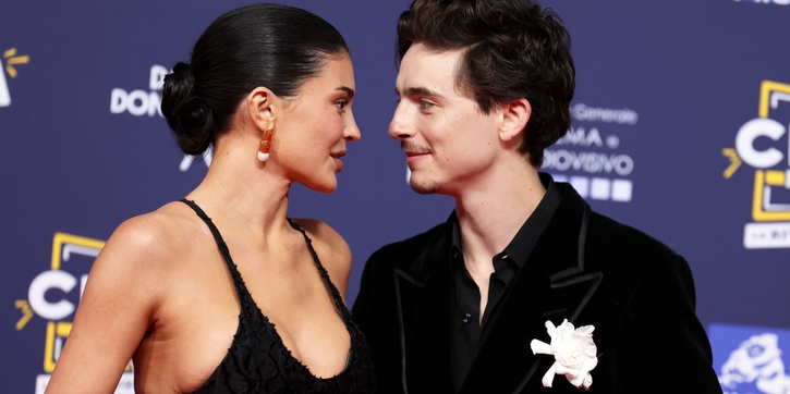 Kylie Jenner Tinggalkan Paris Fashion Week Lebih Awal untuk Mendukung Timoth&eacute;e Chalamet di Pemutaran Perdana Filmnya di New York