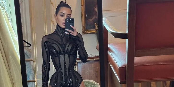 Kim Kardashian Ikut Tren dengan Kenakan Korset Transparan dari Koleksi Vintage Mugler