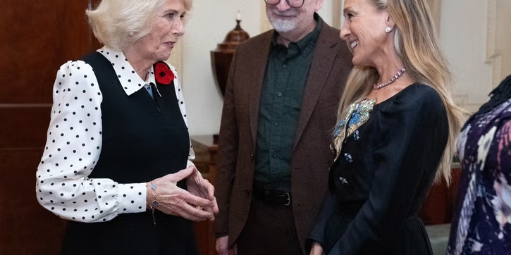 Sarah Jessica Parker Bertemu Ratu Camilla dalam Gaun Tea-Length Berhiaskan Permata