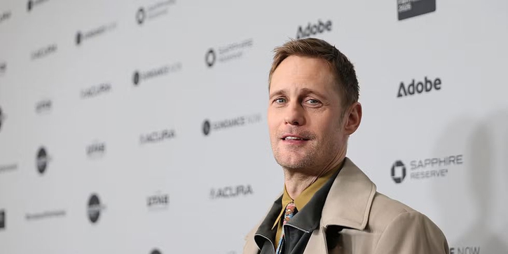 Alexander Skarsg&aring;rd Menukar Sepatu Bot &ldquo;Kinky&rdquo; dengan Flip-Flop yang Menggoda