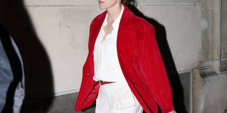 Kristen Stewart Tampil Bergaya Parisian yang Padukan antara Nuansa Sporty, Western, dan Minimalis