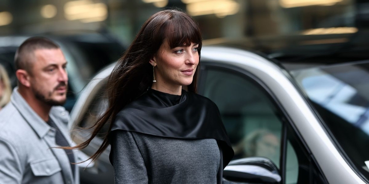 Dakota Johnson Tampil Manis dan Keren dengan Platform Boots Kulit dan Cape Sweater