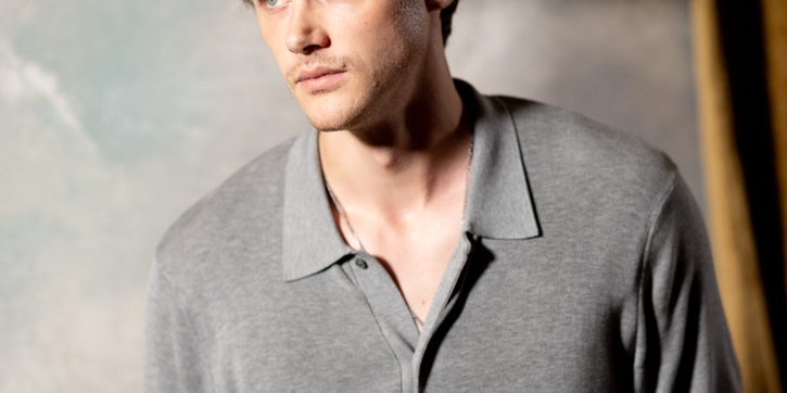 Bagaimana Christopher Briney Menghidupkan Conrad Fisher Menjadi Kekasih Fiksi Paling Ikonis di Layar Kaca?