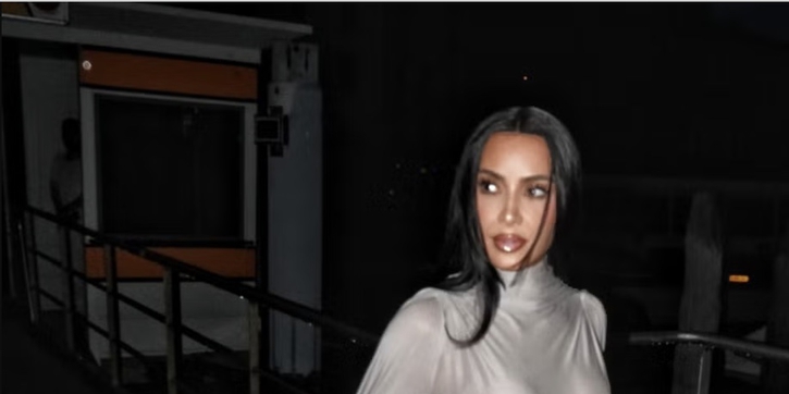 Kim Kardashian Kenakan Koleksi Margiela Terbaru dari Runway di DVF Awards 2025