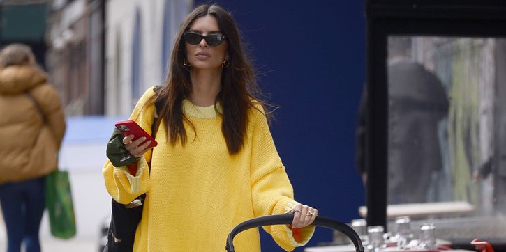 Emily Ratajkowski Terlihat Mengenakan Sweater Oversized Tanpa Celana dengan Sepatu Bot Koboi