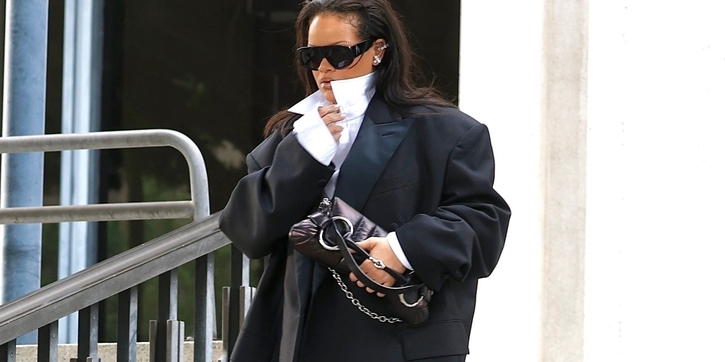 Rihanna Tampil Menawan dengan Tuksedo untuk Penampilan Terbarunya