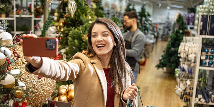 Pilihan Warna Baju Natal Paling Menawan Tahun Ini