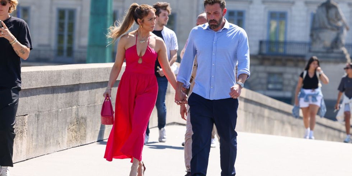 Intip Tampilan Jennifer Lopez Dalam Balutan Busana Musim Panas di Tengah Bulan Madunya