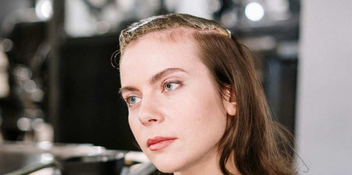 Warna Rambut yang Bikin Wajah Tampak Cerah dan Segar Sepanjang Hari