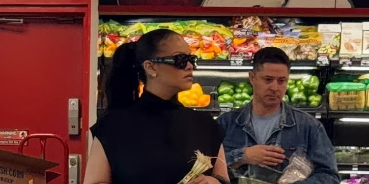 Tas Supermarket Mini Rihanna Mungkin Tak Praktis&mdash;Namun Tak Masalah