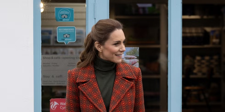 Princess Kate Memberi Aksen Merah pada Tampilan Netral Bergaya &rsquo;60-an