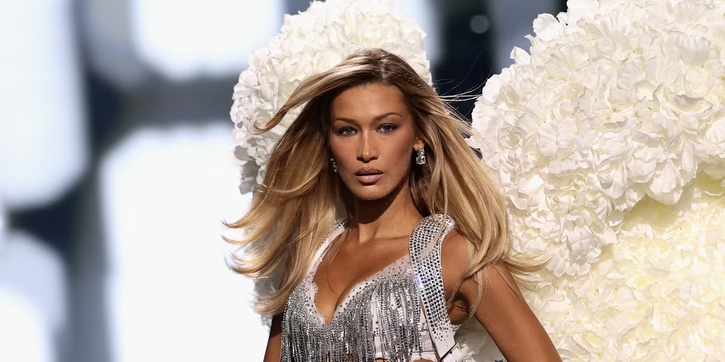 Bella Hadid Mengenakan Gaun Pelangi Transparan yang Berkilau di Acara Orebella