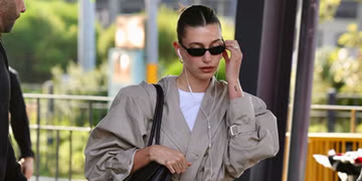 Penampilan Hailey Bieber di Bandara Menunjukkan Fleksibilitas Trench Coat Pendek