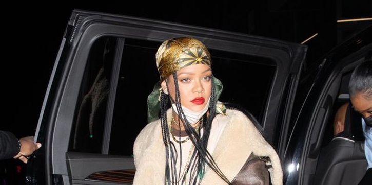 Rihanna Padu Padankan Jaket Aviator dari R13 dengan Rok Mini